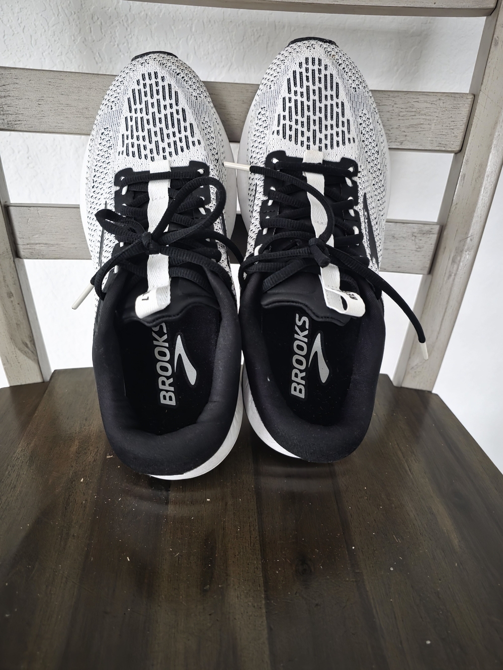 Brooks Revel 7 White and Black Performance Running Shoes - Picture 5 of 6